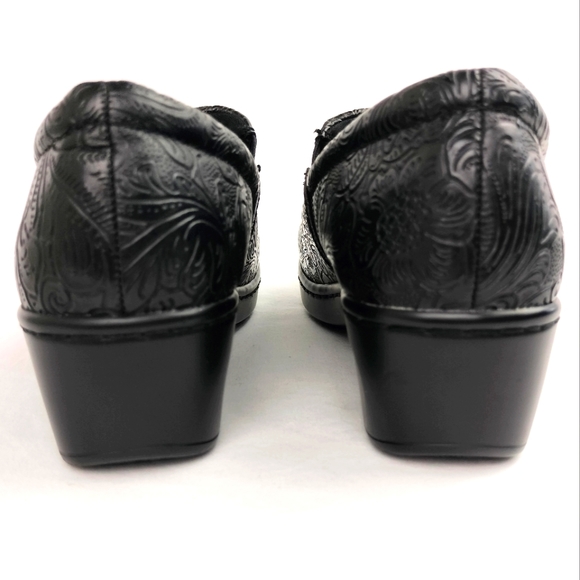 NWOT Yuü 'Bethanee' Black Tooled Faux Leather Clogs Sz. 6 - Picture 9 of 11